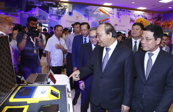 Thủ tướng Nguyễn Xuân Phúc tham quan các sản phẩm công nghệ của các DN Việt Nam. Ảnh: THỐNG NHẤT