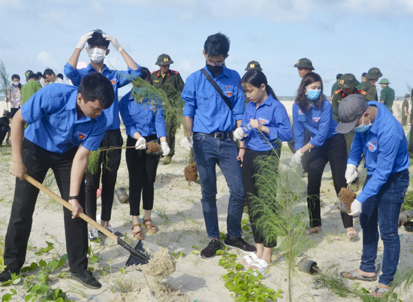 Thế hệ trẻ hôm nay đang ráng sức hoàn thành những tâm nguyện mà Chủ tịch Hồ Chí Minh đã để lại trong Di chúc. Trong ảnh: SV Trường Đại học Mỏ - Địa chất (cơ sở Vũng Tàu) tình nguyện trồng cây dương chắn cát tại bờ biển ấp Phước Lộc. Ảnh: NHÂN ĐOÀN