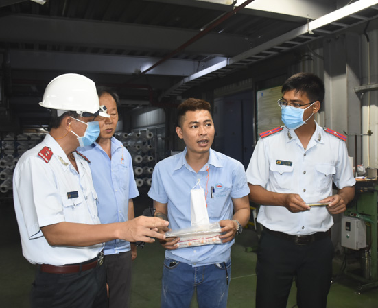 Đoàn thanh tra liên ngành kiểm tra thực tế tại xưởng sản xuất của Công ty TNHH Chấn Vũ.