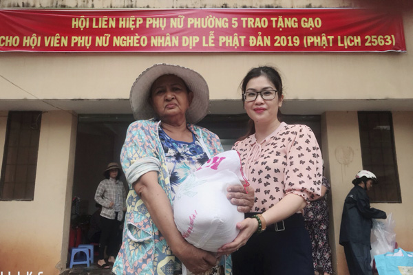 Bà Vũ Thị Minh Hạnh, Chủ tịch Hội LHPN phường 5 (TP. Vũng Tàu) tặng quà cho hội viên phụ nữ nghèo trên địa bàn phường.