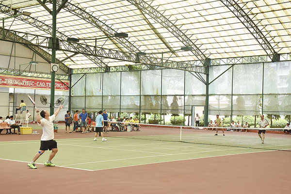 Các VĐV thi đấu ở môn quần vợt.