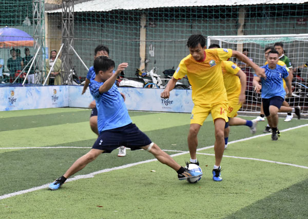 Pha bóng trong trận đấu CLB Lam Hồng (phải) thắng trước CLB Châu Đức với tỉ số 11-0.