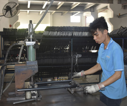 Công nhân làm tại bộ phận hàn của Công ty TNHH Thiết bị y tế A&I Việt Nam (KCN Mỹ Xuân A2, TX. Phú Mỹ) không sử khẩu trang, kiếng, nón bảo hộ.