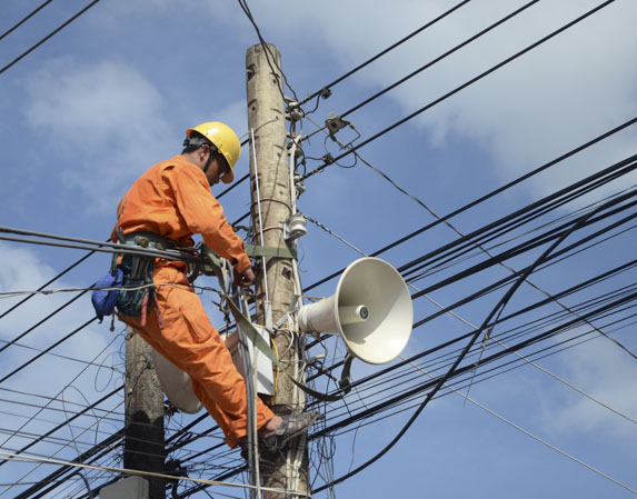 Công nhân Điện lực Long Điền sửa chữa lưới điện trên địa bàn huyện. 