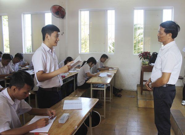 HS lớp 12A2 Trường THPT Lê Hồng Phong (TP. Vũng Tàu) tăng tốc ôn tập chuẩn bị cho kỳ thi THPT Quốc gia năm 2019. Ảnh: KHÁNH CHI 