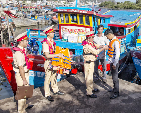 Lực lượng CSGT đường thủy tặng áo phao cho thuyền viên tàu cá neo đậu tại khu vực Sao Mai - Bến Đình (TP. Vũng Tàu).