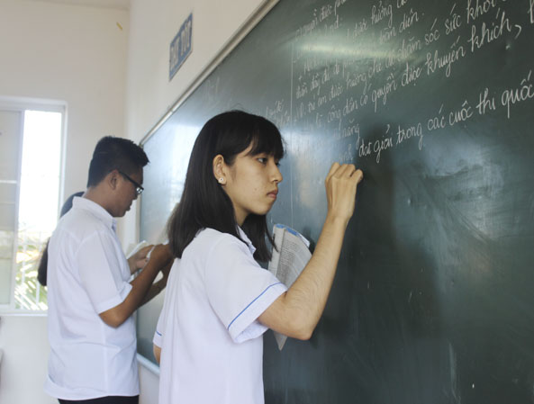 HS lớp 12A1 Trường THPT Lê Hồng Phong (TP. Vũng Tàu) ôn tập chuẩn bị cho kỳ thi THPT Quốc gia năm 2019. Ảnh: KHÁNH CHI