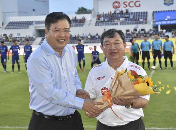 : Đồng chí Nguyễn Văn Trình, Phó Bí thư Tỉnh ủy, Chủ tịch UBND tỉnh tặng hoa cho đại diện Tập đoàn SCG đơn vị tài trợ cho CLB bóng đá BR-VT.