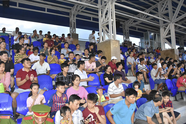 Người hâm mộ đến sân cổ vũ cho trận đấu.