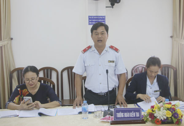 Ông Trần Viết Buôn, Phó Chánh thanh tra Sở NN-PTNT, Trưởng Đoàn kiểm tra phát biểu tại buổi làm việc. 