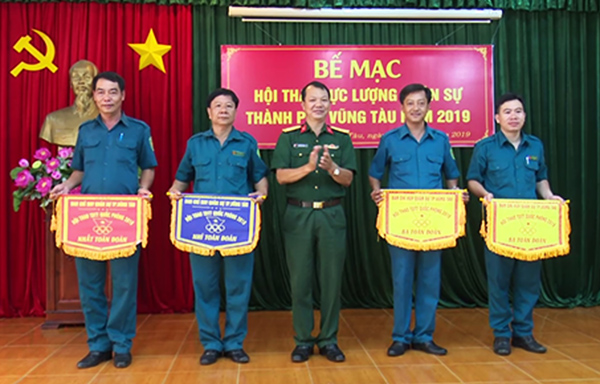 Thượng tá Nguyễn Trọng Hanh, Chỉ huy trưởng BCHQS  TP. Vũng Tàu trao cờ Nhất, Nhì, Ba toàn đoàn cho các đơn vị.