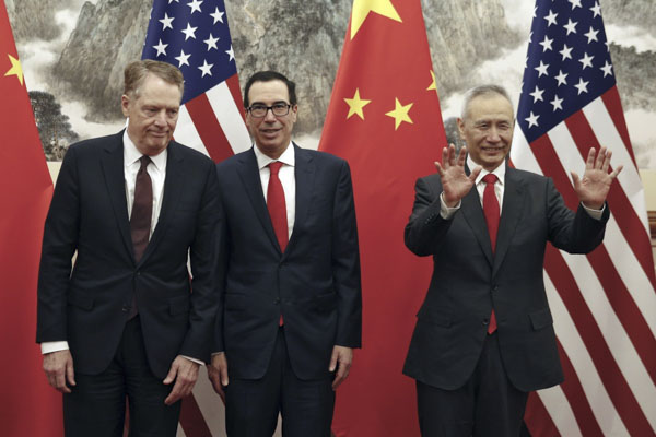 Đại diện thương mại Mỹ Robert Lighthizer (trái), Bộ trưởng Tài chính Mỹ Steven Mnuchin (giữa) và Phó Thủ tướng Trung Quốc Lưu Hạc. Ảnh: AP