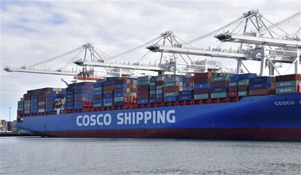 Container hàng của Công ty vận tải Trung Quốc COSCO tại cảng Long Beach, Los Angeles, Mỹ ngày 27-2. (Nguồn THX)
