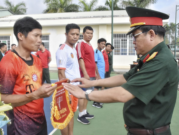 Đại tá Nguyễn Tâm Hùng, Chỉ huy phó kiêm Tham mưu trưởng Bộ CHQS tỉnh tặng cờ lưu niệm cho đại diện các đội dự giải.