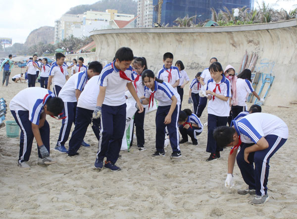 Học sinh Trường THCS Huỳnh Khương Ninh, TP.Vũng Tàu thu gom rác tại Bãi Sau trong chiến dịch “Hãy làm sạch biển” năm 2019.