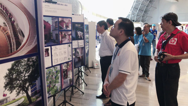 Người dân tham quan triển lãm “Kiến trúc xanh”, một trong những hoạt động nằm trong khuôn khổ Liên hoan Kiến trúc sư trẻ toàn quốc lần thứ VIII tổ chức tại TP. Vũng Tàu vào cuối tháng 4-2019.