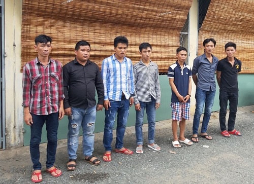 Nhóm thanh niên bị tạm giữ để điều tra.
