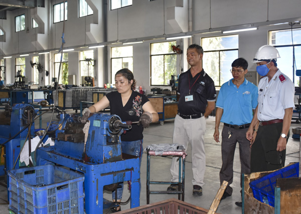 Công nhân Công ty TNHH Thiết bị y tế A&I Việt Nam (KCN Mỹ Xuân A2,TX.Phú Mỹ) sử dụng máy tiện kim loại nhưng không có phương tiện bảo hộ lao động.