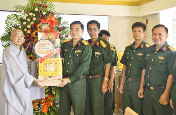Đại tá Phạm Phú Ý, Ủy viên Ban Thường vụ Tỉnh ủy, Chỉ huy trưởng Bộ CHQS tỉnh tặng hoa, quà cho đại diện chùa Khánh Hưng (huyện Long Điền).