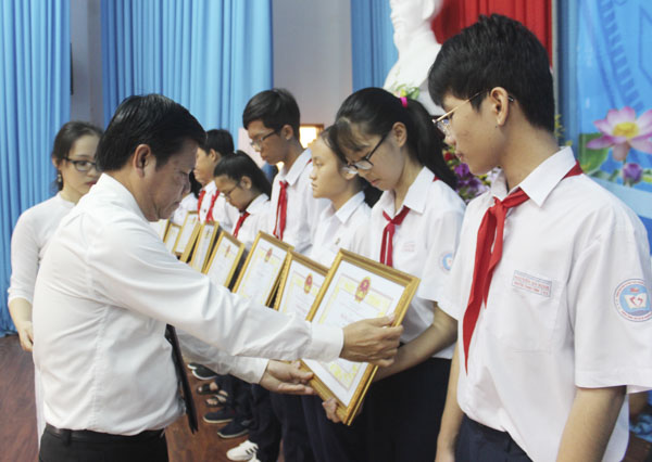 Đồng chí Nguyễn Văn Xinh, Ủy viên Ban Thường vụ, Trưởng Ban Tuyên giáo Tỉnh ủy trao Bằng khen của UBND tỉnh cho những cá nhân có thành tích xuất sắc trong năm học 2018-2019.