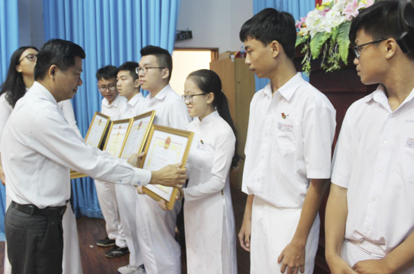 Đồng chí Trần Văn Tuấn, Phó Chủ tịch UBND tỉnh trao Bằng khen của Bộ GD-ĐT cho những HS đạt thành tích xuất sắc trong kỳ thi HS giỏi cấp Quốc gia.