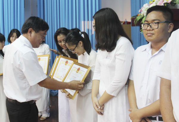 Ông Nguyễn Văn Ba, Phó Giám đốc Sở GD-ĐT tặng Giấy khen của Sở GD-ĐT cho HS xuất sắc, năm học 2018-2019.