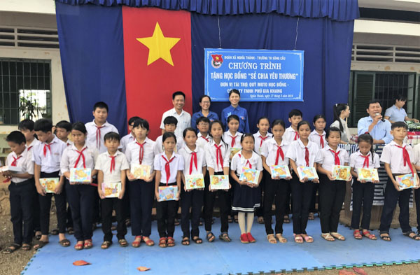 HS nghèo vượt khó của Trường Tiểu học Sông Cầu (xã Nghĩa Thành, huyện Châu Đức) được nhận họcbổng.