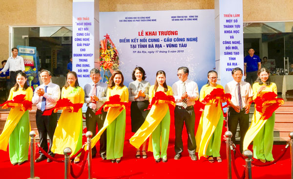 Lãnh đạo Bộ KH-CN và Sở KH-CN cắt băng khai trương điểm kết nối cung cầu tỉnh BR-VT, điểm kết nối thứ 9  của Việt Nam.
