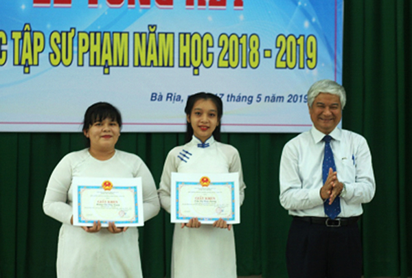Ông Nguyễn Thanh Giang, Giám đốc Sở GD-ĐT trao Giấy khen cho SV có thành tích xuất sắc trong thực tập sư phạm năm học 2018-2019.