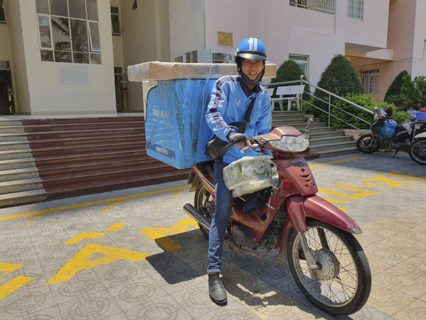 Anh Lê Vương Khang, nhân viên giao hàng của kho Tiki Vũng Tàu chở hàng giao cho khách.