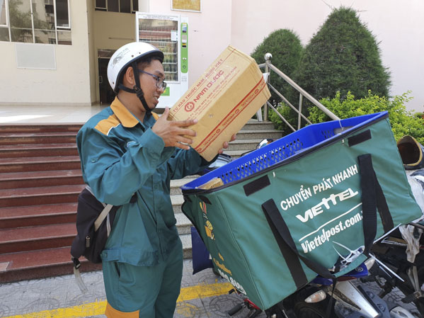  Anh Vũ Thế Anh, nhân viên giao hàng bưu cục Viettel Thắng Nhất (Viettel BR-VT) kiểm tra hàng trước khi giao cho khách.