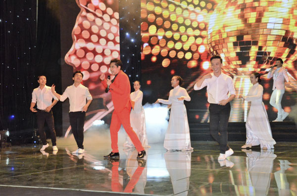 Ca sĩ Ngọc Sơn tham gia biểu diễn trong Đêm nhạc “Dạ khúc Bolero 2018” gây quỹ khuyến học, được tổ chức tại Trung tâm Văn hóa tỉnh BR-VT tối 10-11-2018. Ảnh: ĐINH HÙNG