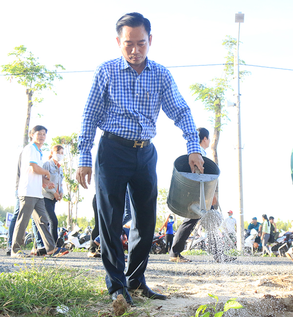 Ông Lê Văn Hòa, Chủ tịch UBND huyện Đất Đỏ tham gia trồng cây sau lễ phát động.