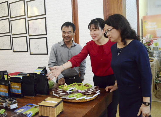 Bà Vũ Bích Hảo (bìa phải), Phó Giám đốc Sở Công thương và ông Đinh Trọng Cường, Giám đốc Trung tâm Khuyến công tỉnh tham quan cửa hàng trong ngày khai trương.