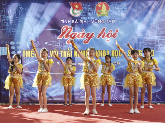 Tiết mục nhảy hiện đại do HS Trường TH Thắng Tam (TP. Vũng Tàu) biểu diễn tại ngày hội.