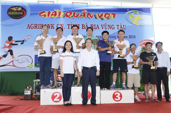 Ban Tổ chức trao giải Nhất, Nhì, Ba cho các đôi VĐV thi đấu ở nội dung 1.350 điểm.