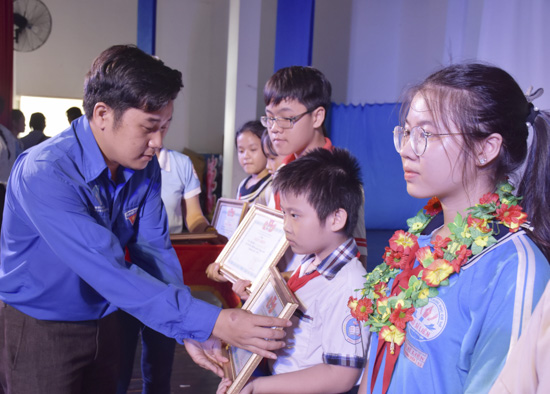 Anh Nguyễn Công Thành, Bí thư Thành Đoàn Vũng Tàu trao giải cho các đội. 