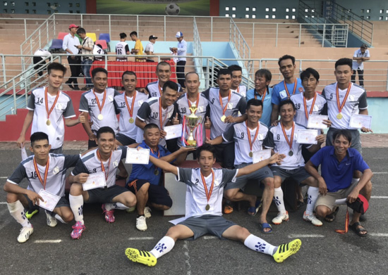 Các thành viên CLB Long Điền ăn mừng cúp vô địch. 