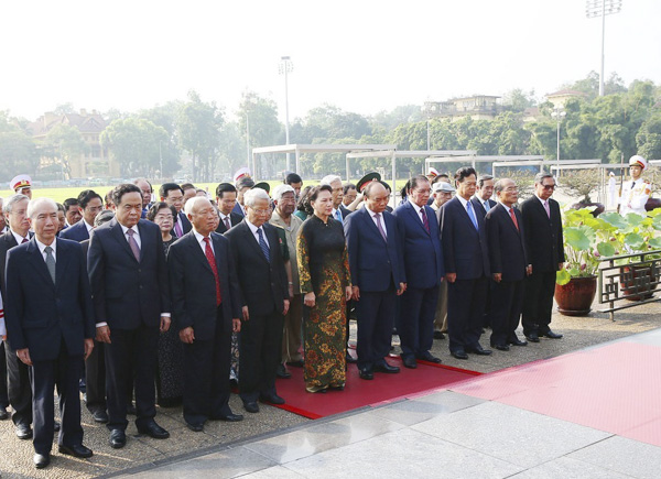 Đoàn đại biểu lãnh đạo, nguyên lãnh đạo Đảng, Nhà nước và MTTQ Việt Nam đến đặt vòng hoa và vào Lăng viếng Chủ tịch Hồ Chí Minh. Ảnh: DƯƠNG GIANG