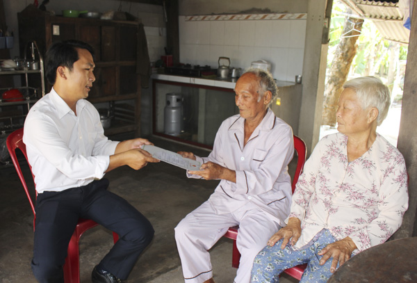 Anh Đỗ Hữu Tình, công chức Tư pháp - Hộ tịch, Bộ phận “một cửa” UBND xã Phước Long Thọ (huyện Đất Đỏ)  đến nhà trao kết quả TTHC cho người cao tuổi.