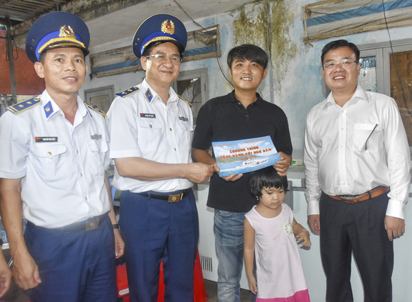 Đoàn công tác chương trình “Cảnh sát biển đồng hành với ngư dân”  đến thăm, tặng quà ngư dân Nguyễn Duy Khương (huyện Côn Đảo) có hoàn cảnh khó khăn.