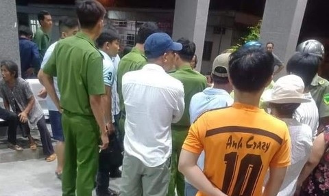 Người dân chứng kiến xem khám nghiệm