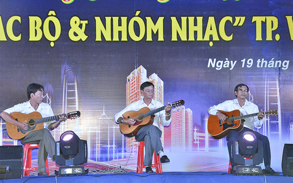 Một nhóm nhạc biểu diễn hòa tấu đàn guitar tại chương trình.
