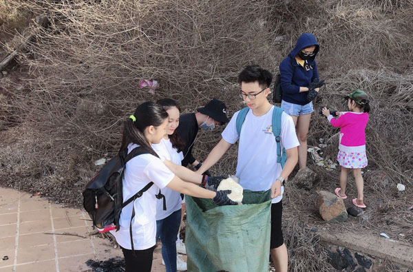 Các bạn trẻ tham gia nhặt rác tại bãi biển Ô Quắn - TP. Vũng Tàu.