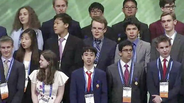 Học sinh Vũ Hoàng Long (hàng đầu, bên trái) trong lễ trao giải tại Intel ISEF năm 2019, Mỹ.