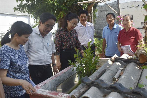 Bà Nguyễn Thị Thu Hương, Phó Chủ tịch UBND TP.Vũng Tàu (đứng giữa) cùng các cán bộ, nhân viên y tế kiểm tra công tác phòng chống SXH tại một hộ dân ở khu phố 1, phường Thắng Nhì (TP.Vũng Tàu).