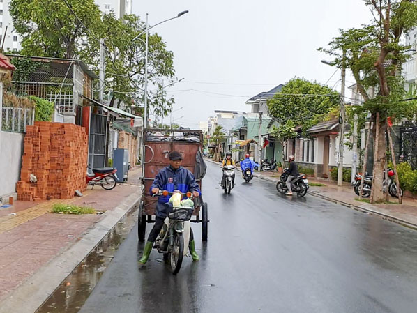 Xe thu gom rác tự chế trên đường Nguyễn Thị Minh Khai, phường 8, TP. Vũng Tàu.