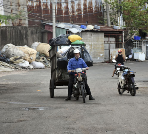 Xe rác tự chế đưa rác vào bãi trung chuyển tại phường Thắng Nhì, TP. Vũng Tàu.
