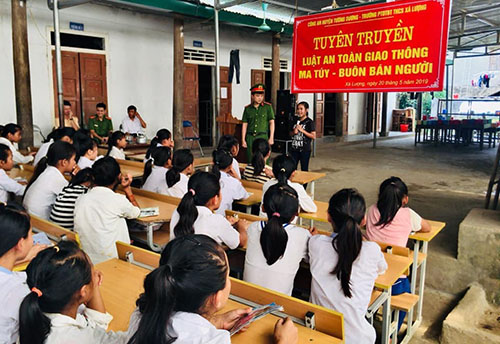 Cán bộ Công an tuyên truyền, phổ biến pháp luật tại 2 huyện Tương Dương và Yên Thành