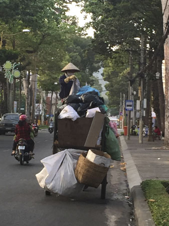 Một xe tự chế chất đầy rác và bao, túi treo lủng lẳng trên đường Trần Hưng Đạo, TP. Vũng Tàu.. Ảnh: QUANG VŨ